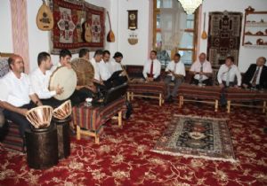 MACAR PARLAMENTER EBRU VE HAT SANATINA HAYRAN KALDI