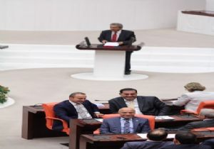 AK PARTİLİ VEKİLLER KAMER GENÇ'İ SIRTLARINI DÖNEREK PROTESTO ETTİ