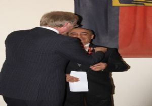 FAHRİ KONSOLOS KUŞKAY'A LİYAKAT NİŞANI