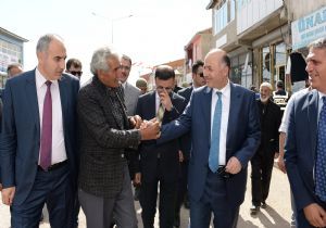 Vali Azizoğlu, Karayazı'daydı