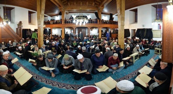 2019'u Kuran okuyup dualar ederek karşıladılar