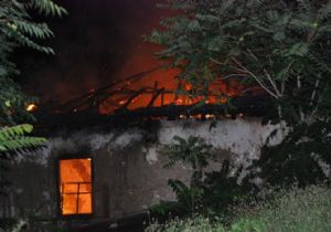 KIZILCAHAMAM'DA METRUK GECEKONDUDA YANGIN