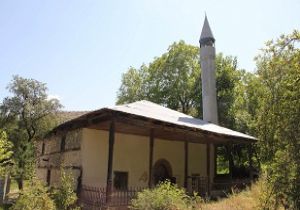 Tarihi cami onarılmayı bekliyor