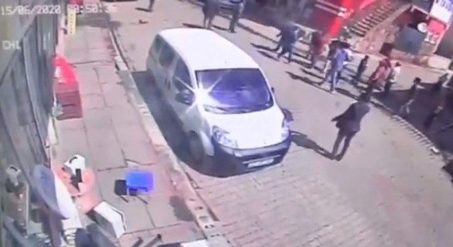 5.6'lık deprem anı kameraya yansıdı