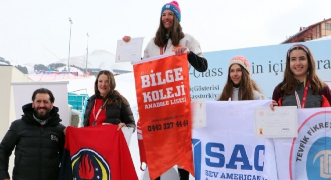 Altın madalya Ceren'in