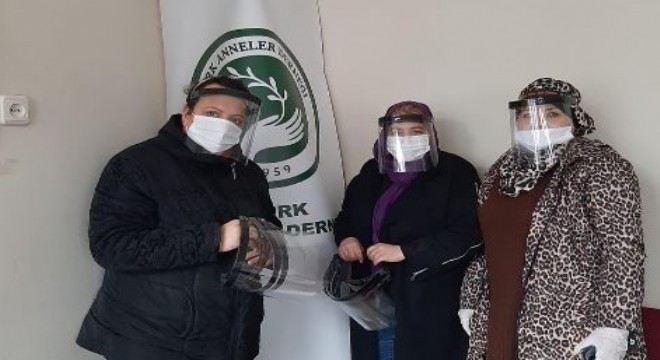 Anneler Günü'nde annelere maske dağıttılar