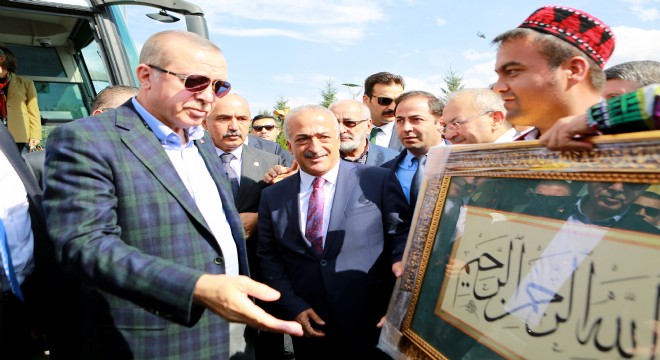 Atatürk Üniversitesi Öğrenci ve Akademisyenlerinden Cumhurbaşkanı Erdoğan'a Muhteşem Karşılama