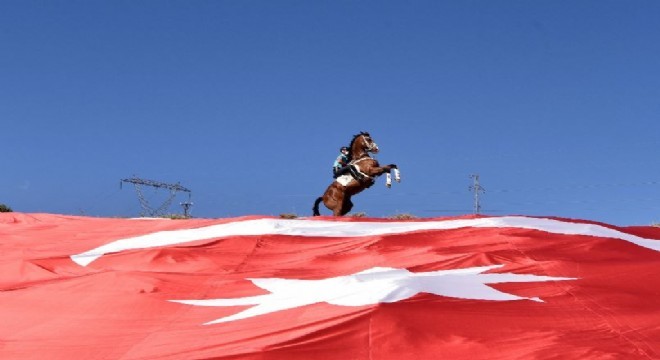 Atlı birlik 'şaha kalktı'