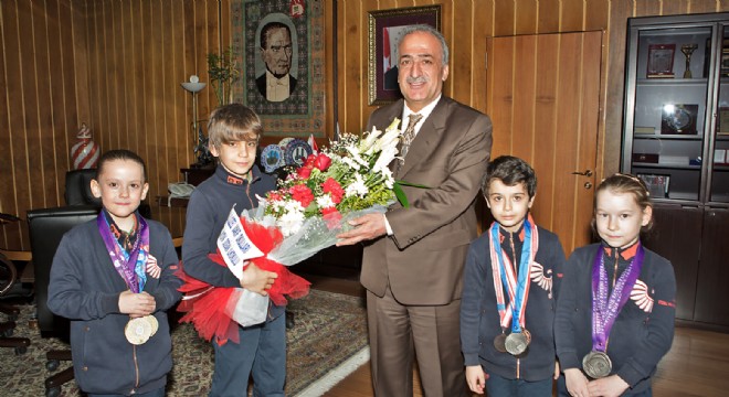 Aydın Doğan İlköğretim Okulu'nun Başarılı Öğrencileri, Rektör Çomaklı'yı Ziyaret Etti