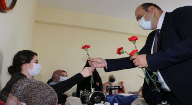 Aziziye'de karanfilli 8 Mart sürprizi