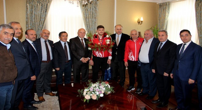 Azizoğlu Şampiyon Ertürk'ü ödüllendirdi