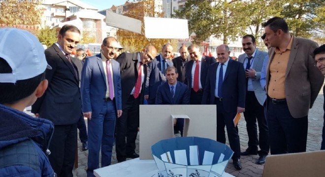 Aşkale'de bilim fuarı açıldı