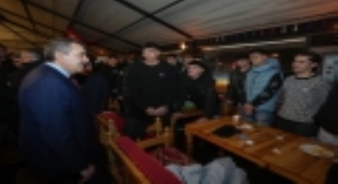 Bakan Tekin Ramazan çadırında gençlerle buluştu