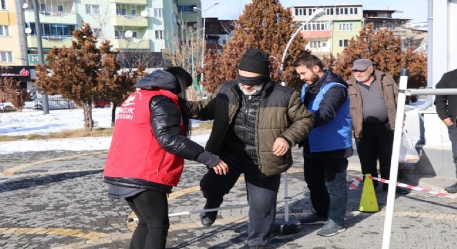 Beyaz bastonlarla engelleri aşmaya çalıştılar