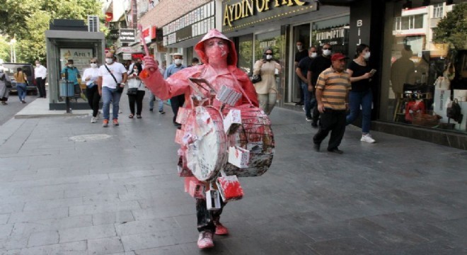 Davul çalıp boyanarak Covid-19'a dikkat çekti