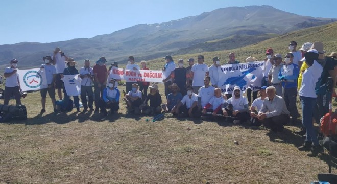 Dağcılar Süphan'da zirve yaptılar
