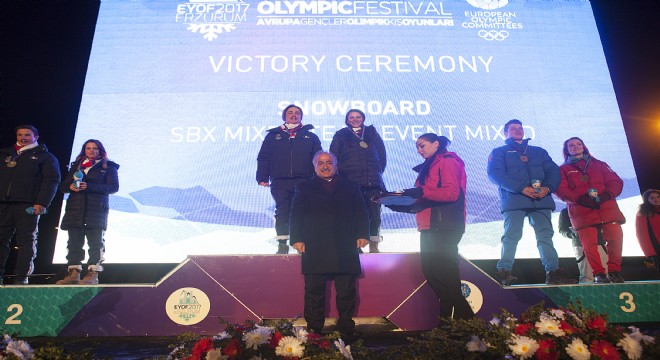 Dereceye Giren Sporculara Madalyalar Rektör Çomaklı'dan