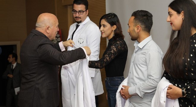 Diş Hekimliği'nde beyaz önlük giyme sevinci