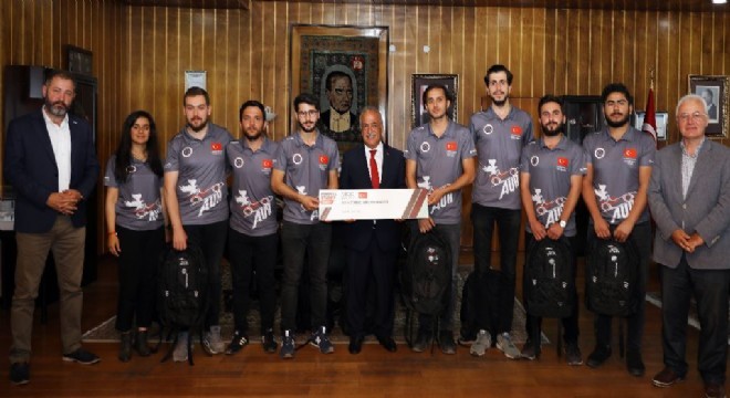 Dünya 3.'sü ekibe tebrik yağıyor