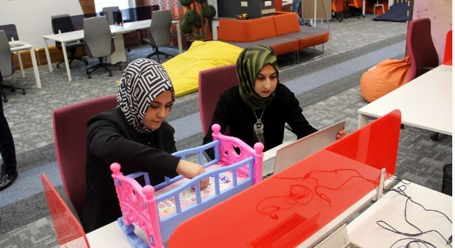 ETÜ'lü öğrencilerin Akıllı Beşik tasarımı ilgi buldu