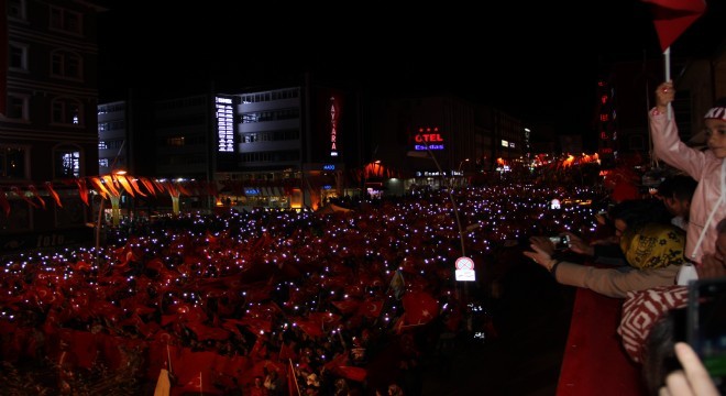 Erzurum'da yağmur altında demokrasi nöbeti
