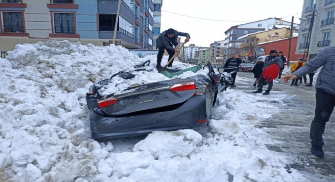 Erzurum'da çatılardaki buz kütlelerine dikkat