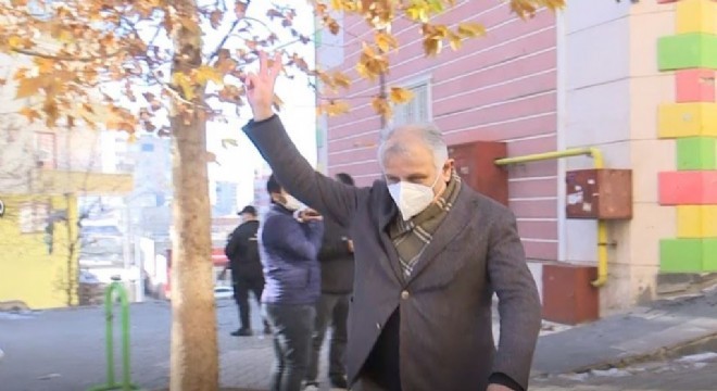 HDP önünde ‘zafer işareti' gerginliği