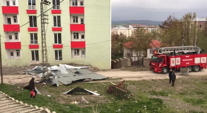 Horasan'da şiddetli rüzgar çatı uçurdu