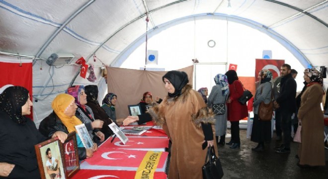 KADEM'den evlat nöbetindeki ailelere destek