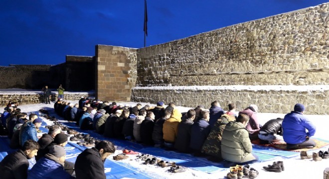 Kale Mescidinden dualar yükseldi