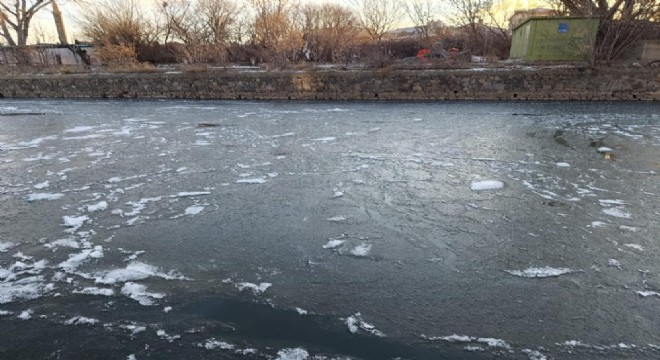 Kars Çayı 1 günde dondu