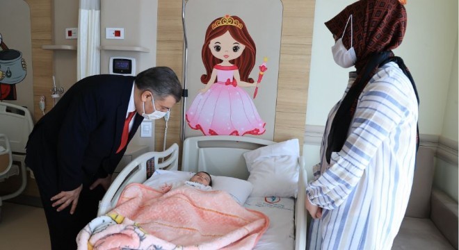 Koca, Şehir Hastanesi Çocuk Servisi'ni ziyaret etti