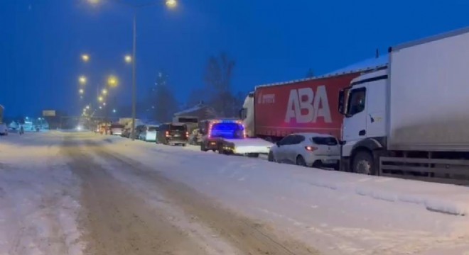 Kop Dağı Geçidi'nde tipi nedeniyle araçlar yolda kaldı