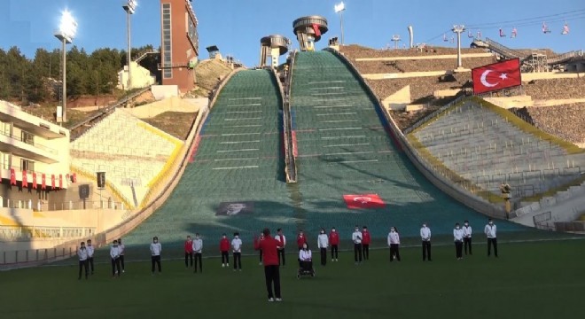 Milli sporcular Atlama Kulesi'nde 'İstiklal Marşı' okudu