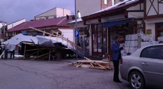 Narman'da fırtına çatıları uçurdu