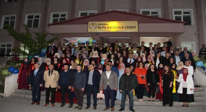Oltu Anadolu Lisesi'nde mezuniyet coşkusu