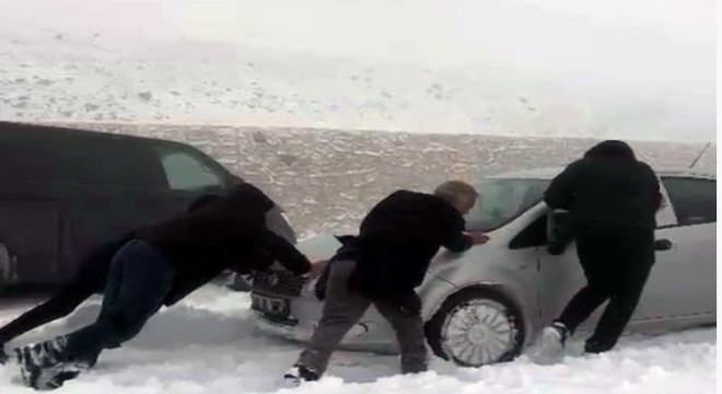 Palandöken geçidinde ulaşıma kar engeli