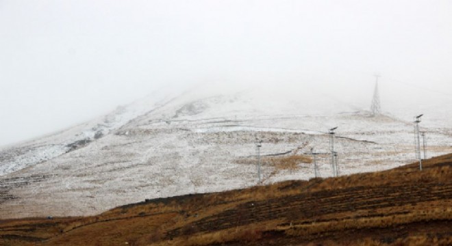 Palandöken'de yüksek kesimler beyaza büründü