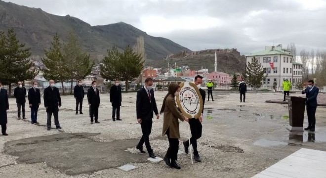 Pasinler'de 23 Nisan çelenk sunumuyla kutlandı