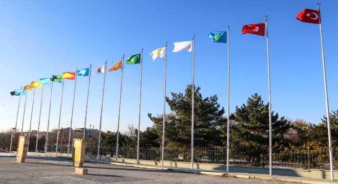 Sekmen: 'Bayrak milletlerin namusudur'