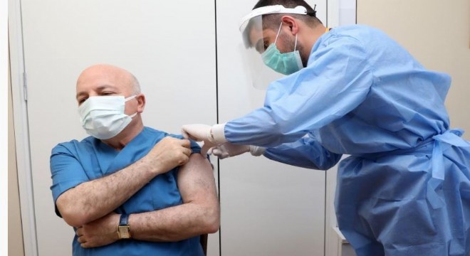 Sekmen: 'Salgını yenmemizde en etkin faktör aşı olmak'