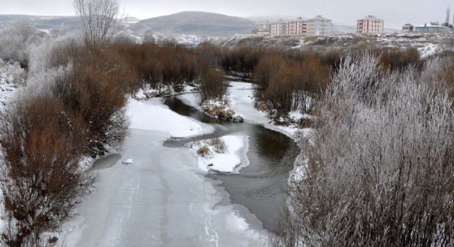 Soğuk rekoru eksi 25'le Göle'deydi