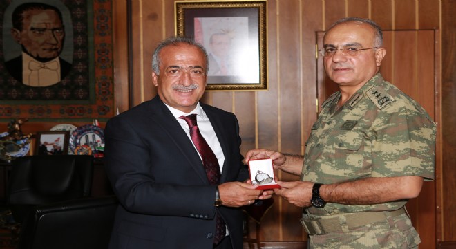 Tümgeneral Mehmet Özoğlu'ndan Rektör Çomaklı'ya Veda Ziyareti