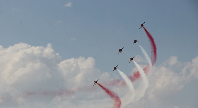 Türk Yıldızları ve Solo Türk'ü binlerce kişi izledi