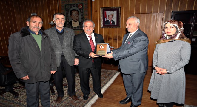 Türkiye Emekliler Derneğinden Rektör Çomaklı'ya Teşekkür Plaketi