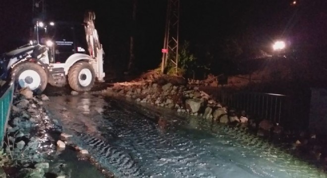 Uzundere'de yağmur sele dönüştü