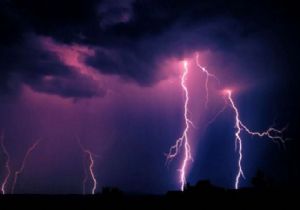 Çobanının üstüne yıldırım düştü