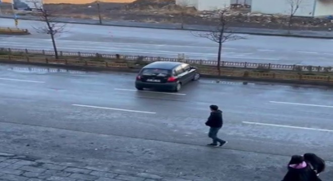 Yakutiye'de  buzlanma trafik kazalarına yol açtı