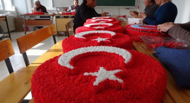 Yapay çiçeklerle Türk Bayrağı üretiyorlar