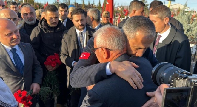 Yerlikaya, deprem şehitliğini ziyaret etti